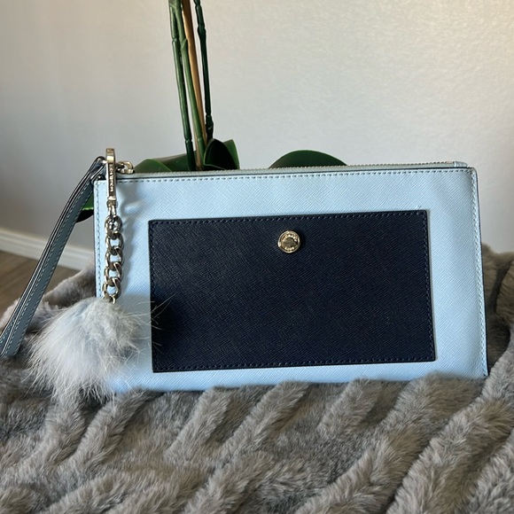 Michael Kors Handbags - MICHAEL KORS MK Jet Set Medium Top Zip Wristlet With Strap EUC retail $89